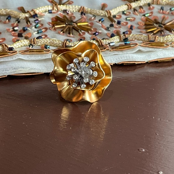 Elegant Gold Flower Ring size 7 - Picture 4 of 8